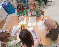 dzieci podczas obchodzą święto Dzień kolorowej skarpetki