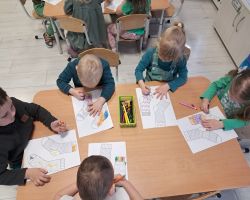 dzieci podczas obchodzą święto Dzień kolorowej skarpetki