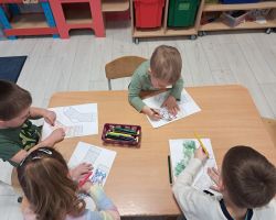 dzieci podczas obchodzą święto Dzień kolorowej skarpetki