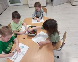 dzieci podczas obchodzą święto Dzień kolorowej skarpetki