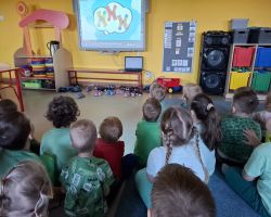 dzieci podczas obchodzą święto Dzień kolorowej skarpetki