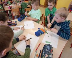 dzieci podczas obchodzą święto Dzień kolorowej skarpetki