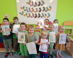 dzieci podczas obchodzą święto Dzień kolorowej skarpetki