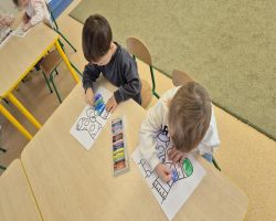 dzieci podczas obchodzą święto Dzień kolorowej skarpetki