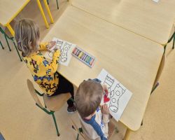 dzieci podczas obchodzą święto Dzień kolorowej skarpetki