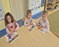 dzieci podczas obchodzą święto Dzień kolorowej skarpetki