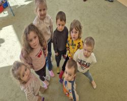 dzieci podczas obchodzą święto Dzień kolorowej skarpetki