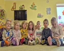 dzieci podczas obchodzą święto Dzień kolorowej skarpetki