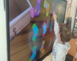 dzieci podczas obchodzą święto Dzień kolorowej skarpetki