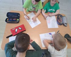 dzieci podczas obchodzą święto Dzień kolorowej skarpetki