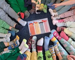 dzieci podczas obchodzą święto Dzień kolorowej skarpetki