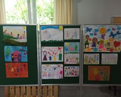 Fotofrafia przedstawiająca prace dzieci
