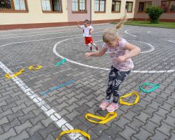 fotografie dzieci świętujacych dzień dziecka