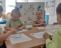 dzieci podczas obchodów światowego dnia świadomości autyzmu
