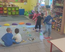 dzieci podczas obchodów światowego dnia świadomości autyzmu