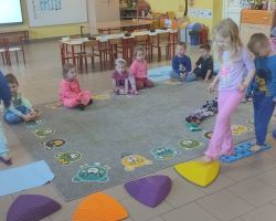 dzieci podczas obchodów światowego dnia świadomości autyzmu