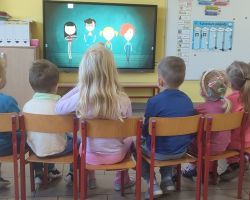dzieci podczas obchodów światowego dnia świadomości autyzmu
