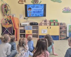 dzieci podczas obchodów światowego dnia świadomości autyzmu