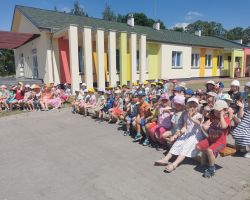 Fotografie przedstawiające występ teatru Vaśka i dzieci oglądających przedstawienie