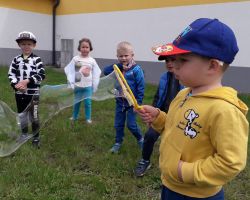 fotografia przedstawiajaca dzieci obchodzące dzień dziecka