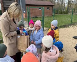 dzieci otrzymują nagrodę rzeczową za udział w konkursie