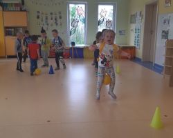 fotografie dzieci uczestniczących w zawodach sportowych