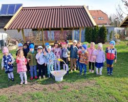 dzieci jedzą wielkanocne śniadanie