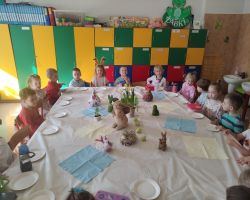 dzieci jedzą wielkanocne śniadanie