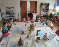 dzieci jedzą wielkanocne śniadanie