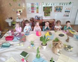 dzieci jedzą wielkanocne śniadanie