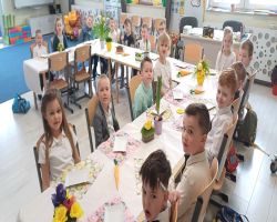 dzieci jedzą wielkanocne śniadanie