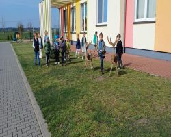 dzieci jedzą wielkanocne śniadanie