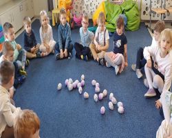 dzieci jedzą wielkanocne śniadanie