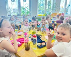 dzieci jedzą wielkanocne śniadanie