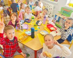 dzieci jedzą wielkanocne śniadanie