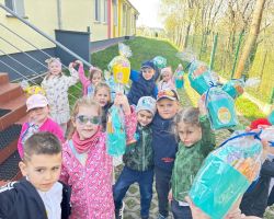 dzieci jedzą wielkanocne śniadanie