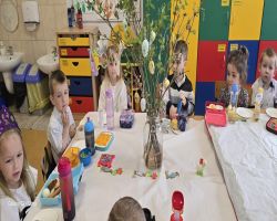 dzieci jedzą wielkanocne śniadanie