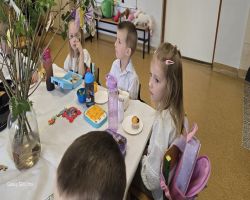 dzieci jedzą wielkanocne śniadanie