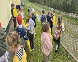 dzieci jedzą wielkanocne śniadanie