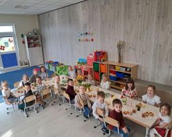 dzieci jedzą wielkanocne śniadanie