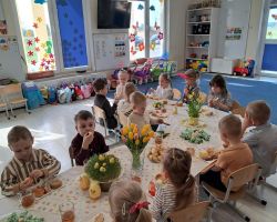 dzieci jedzą wielkanocne śniadanie