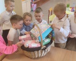 dzieci podczas wielkanocnego śniadania i poszukiwania zajączka