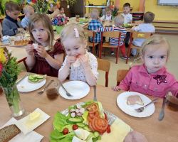 dzieci podczas wielkanocnego śniadania i poszukiwania zajączka