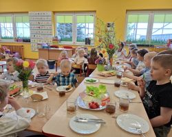 dzieci podczas wielkanocnego śniadania i poszukiwania zajączka