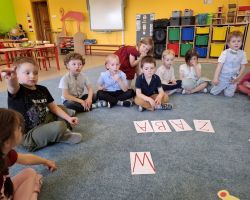 dzieci podczas wielkanocnego śniadania i poszukiwania zajączka