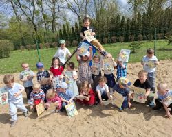 dzieci podczas wielkanocnego śniadania i poszukiwania zajączka