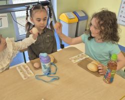 dzieci podczas wielkanocnego śniadania i poszukiwania zajączka