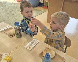 dzieci podczas wielkanocnego śniadania i poszukiwania zajączka