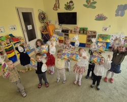 dzieci podczas wielkanocnego śniadania i poszukiwania zajączka