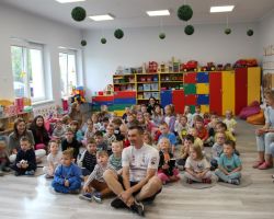 dzieci i dorośli podczas spotkania z kolarzem